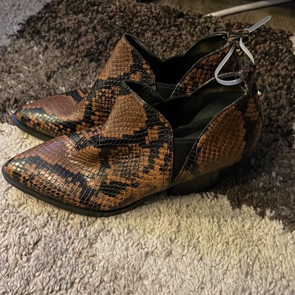 Marc Fisher snake skin boots size 5 - Picture 3 of 5